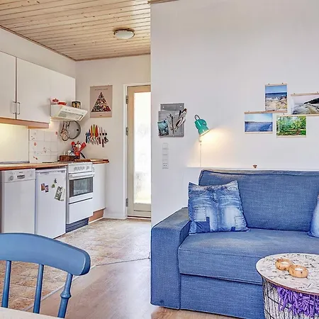 4 Person In Apartment *